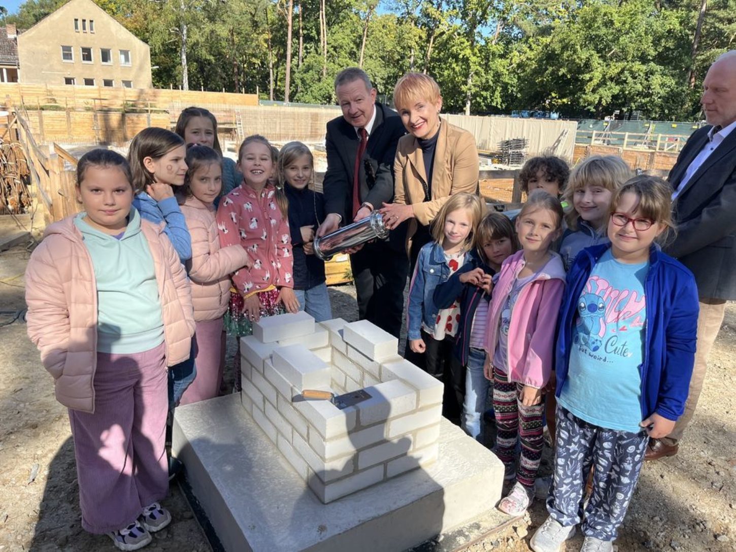 Grundsteinlegung Waldstadt Grundschule Torsten Wiegel Katja Kaden und Alexander Bartz mit Schulkindern FH
